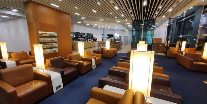 Lufthansa Senator and Business Lounge